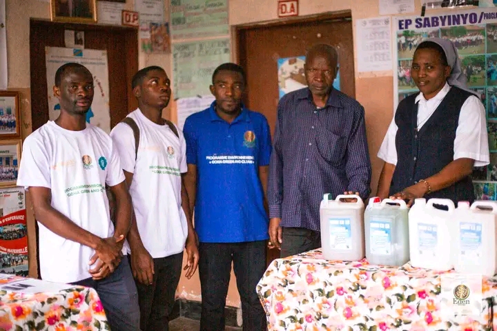 EDEN SERVICES RDCONGO DISTRIBUE DE PRODUITS DE NETTOYAGE À L'ECOLE PRIMAIRE SABYINYO