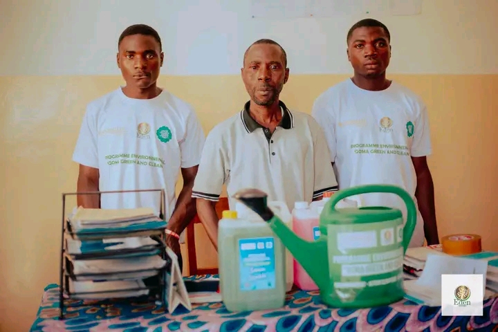 EDEN SERVICES RDCONGO DISTRIBUE DES PRODUITS DE NETTOYAGE À L'ECOLE PRIMAIRE MIKENO