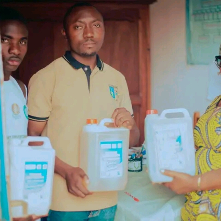 EDEN SERVICES RDCONGO DISTRIBUE DE PRODUITS DE NETTOYAGE À L'ECOLE MATERNELLE CHILDREN VOICE