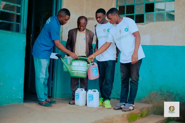 EDEN SERVICES RDCONGO DISTRIBUE DE PRODUITS DE NETTOYAGE À L'ECOLE PRIMAIRE EPA FARAJA