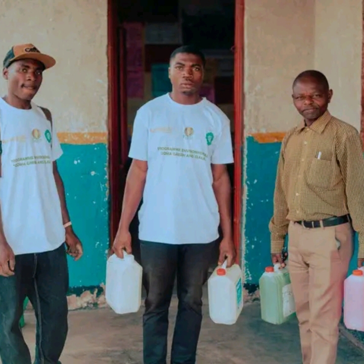 EDEN SERVICES RDCONGO DISTRIBUE DES PRODUITS DE NETTOYAGE À L'EP 2 NYIRAGONGO À GOMA