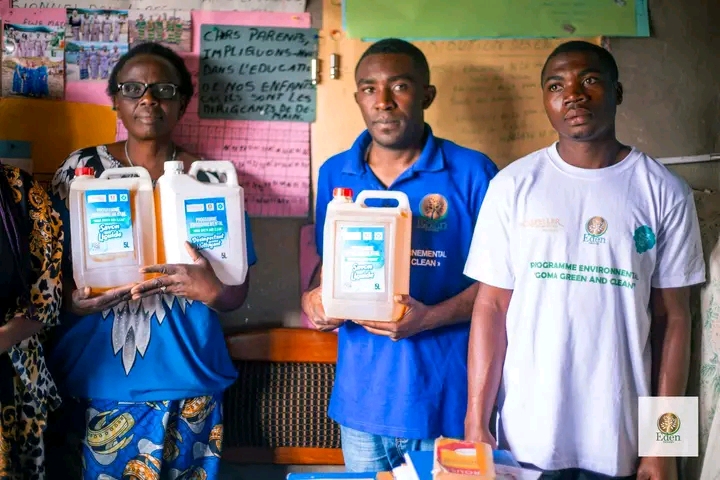 EDEN SERVICES RDCONGO DISTRIBUE DE PRODUITS DE NETTOYAGE À L'ECOLE MATERNELLE KATOY
