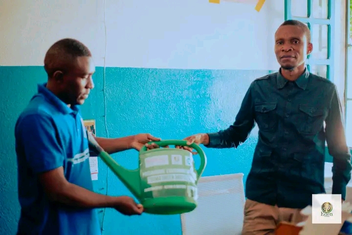 DISTRIBUTION DES PRODUITS DE NETTOYAGE À L'ECOLE PRIMAIRE EPAIMOG