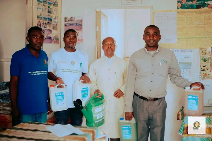 EDEN SERVICES RDCONGO DISTRIBUE DE PRODUITS DE NETTOYAGE À L'ECOLE PRIMAIRE SAINTE FAMILLE