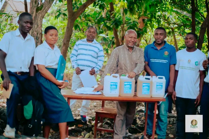 DISTRIBUTION DES PRODUITS DE NETTOYAGE À L'INSTITUT VISOKE