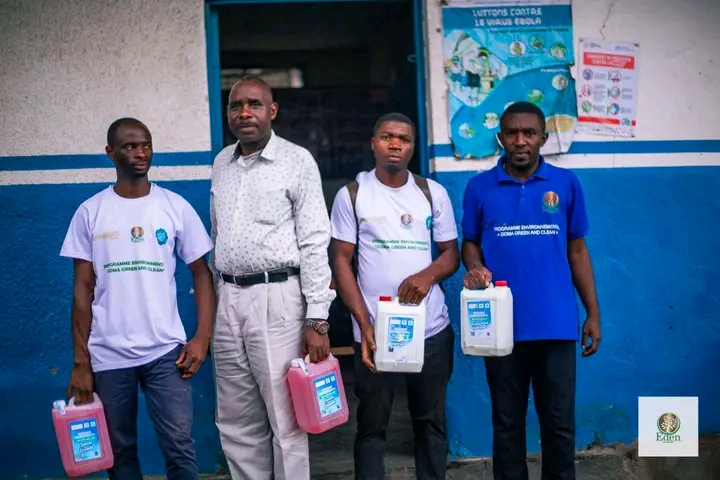 EDEN SERVICES RDCONGO DISTRIBUE DE PRODUITS DE NETTOYAGE À L'ECOLE PRIMAIRE MONT CARMEL