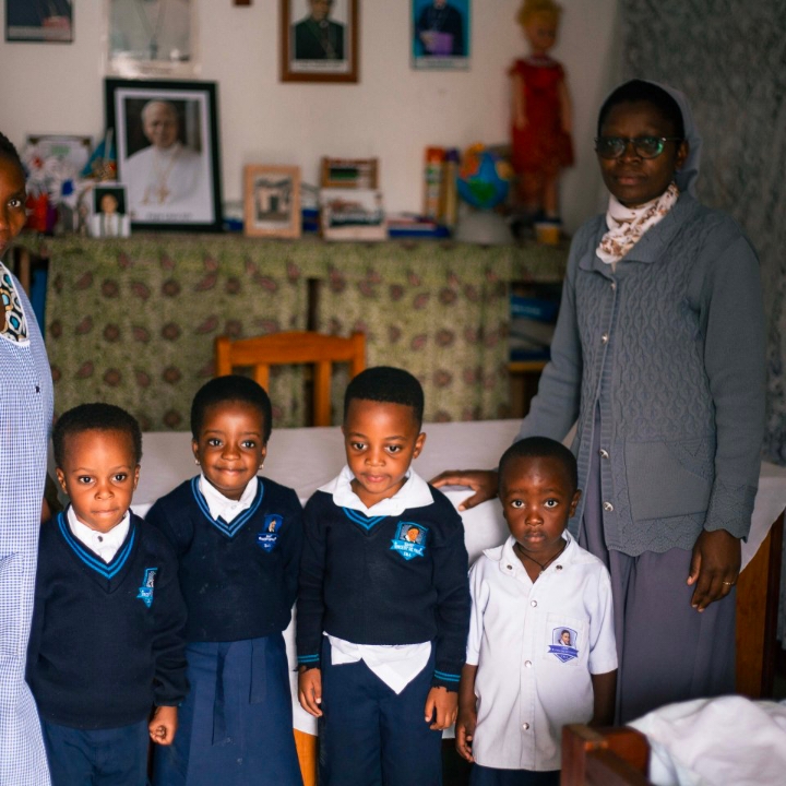 EDEN SERVICES RDCONGO DISTRIBUE DE PRODUITS DE NETTOYAGE À L'ECOLE MATERNELLE D'APPLICATION SAINT VINCENT DE PAUL