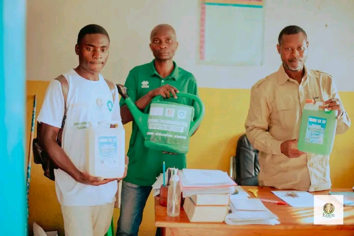 DISTRIBUTION DE PRODUITS DE NETTOYAGE À L'ÉCOLE PRIMAIRE VIRUNGA QUARTIER