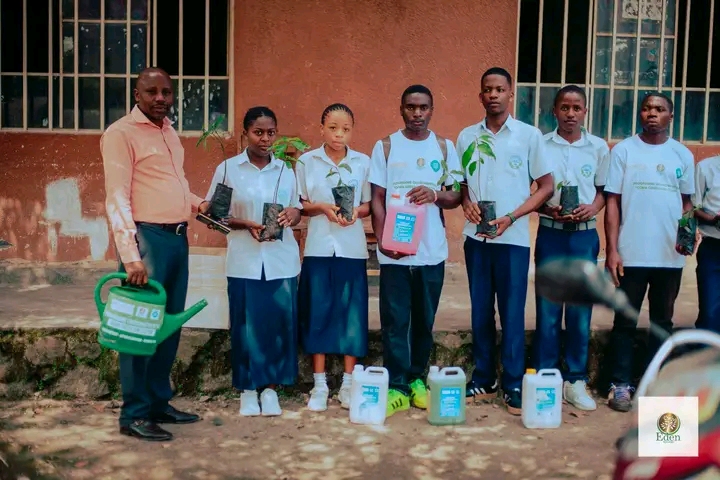 EDEN SERVICES RDCONGO DISTRIBUE DES PRODUITS DE NETTOYAGE À L'INSTITUT MAENDELEO