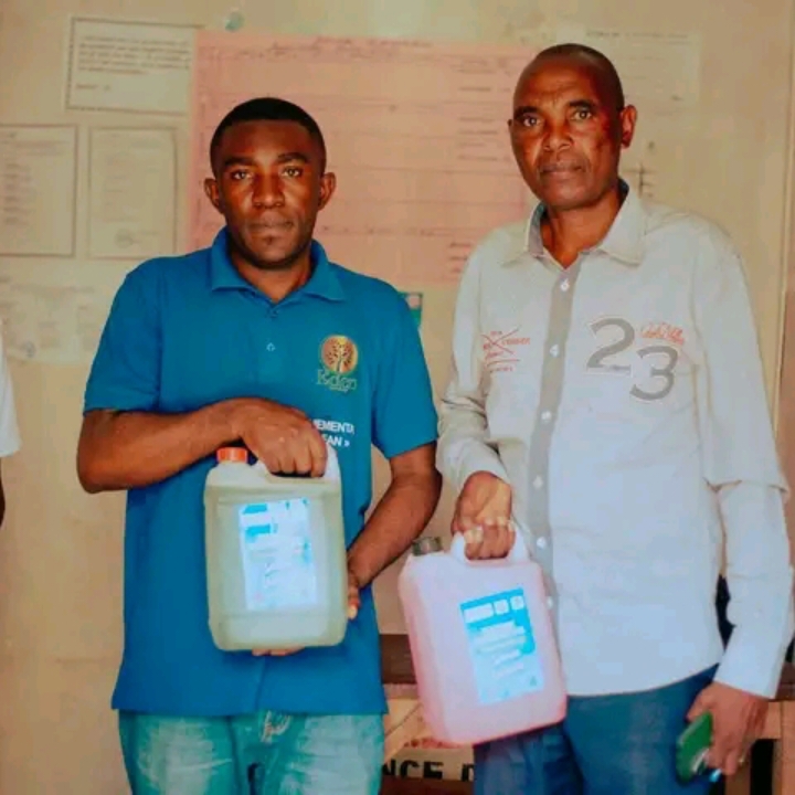EDEN SERVICES RDCONGO DISTRIBUE DE PRODUITS DE NETTOYAGE À L'INSTITUT MBOGA