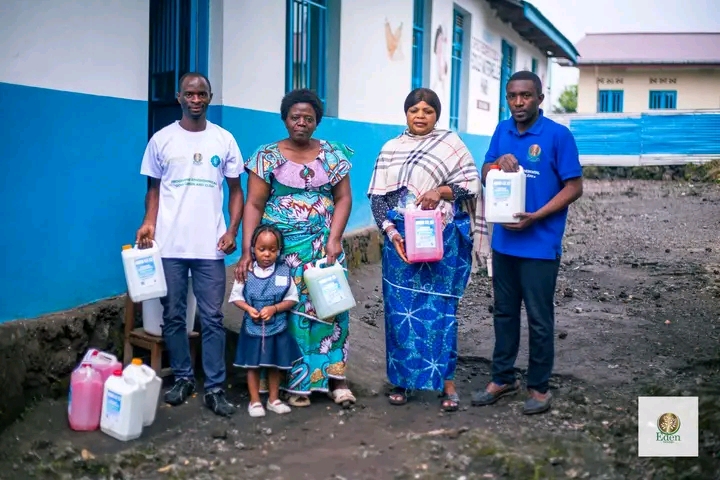 EDEN SERVICES RDCONGO DISTRIBUE DE PRODUITS DE NETTOYAGE À L'ECOLE MATERNELLE HIMBI