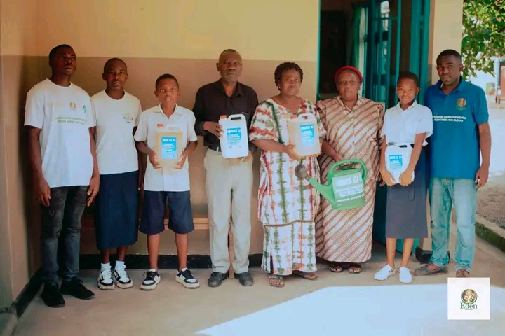 EDEN SERVICES RDCONGO DISTRIBUE DE PRODUITS DE NETTOYAGE À L'ECOLE PRIMAIRE KATOY