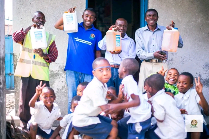 EDEN SERVICES RDCONGO DISTRIBUE DE PRODUITS DE NETTOYAGE À L'ECOLE PRIMAIRE MABANGA