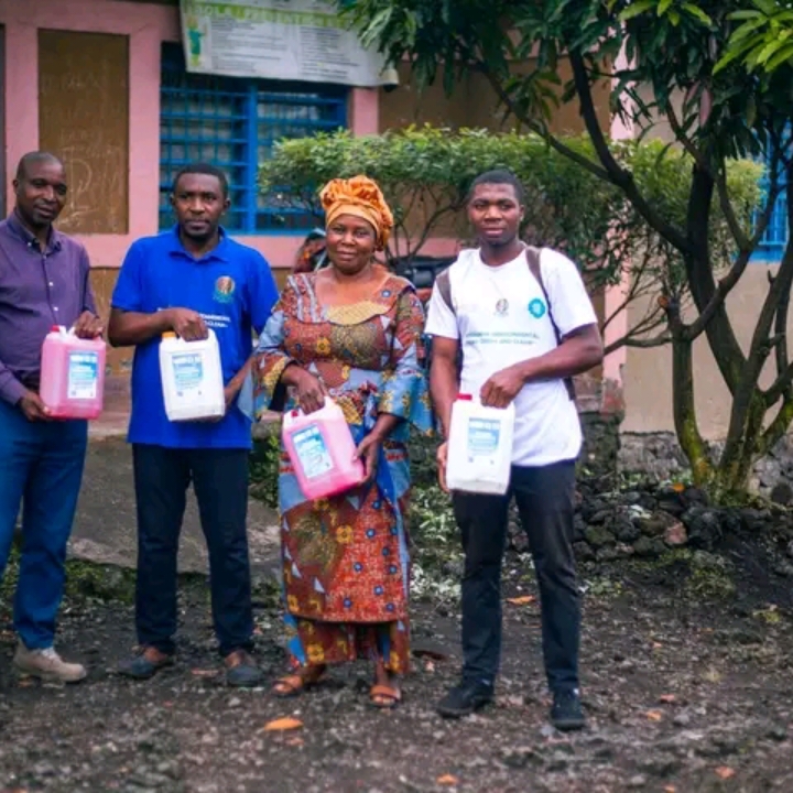 EDEN SERVICES RDCONGO DISTRIBUE DE PRODUITS DE NETTOYAGE À L'ECOLE PRIMAIRE HIMBI