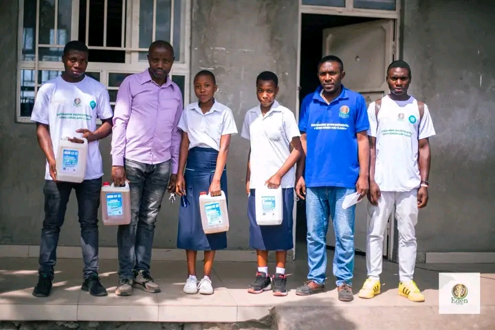 EDEN SERVICES RDCONGO DISTRIBUE DE PRODUITS DE NETTOYAGE À L'ÉCOLE PRIMAIRE MAJENGO