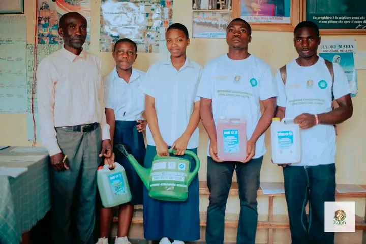 EDEN SERVICES RDCONGO DISTRIBUE DES PRODUITS DE NETTOYAGE À L'ECOLE PRIMAIRE MAUA