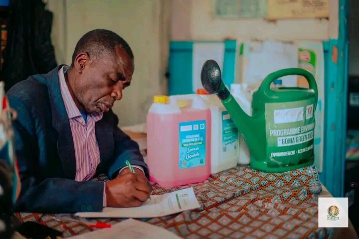 EDEN SERVICES RDCONGO DISTRIBUE DE PRODUITS DE NETTOYAGE À L'ECOLE PRIMAIRE NYIRAGONGO 1
