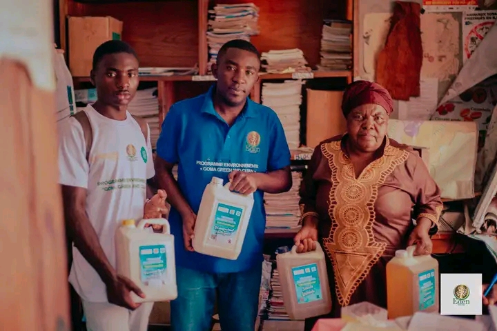 DISTRIBUTION DES PRODUITS DE NETTOYAGE À L'ECOLE PRIMAIRE OSSO KATO