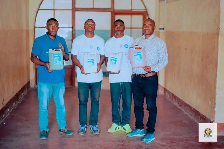 EDEN SERVICES RDCONGO DISTRIBUE DES PRODUITS DE NETTOYAGE À L'ECOLE PRIMAIRE EPAIMOG